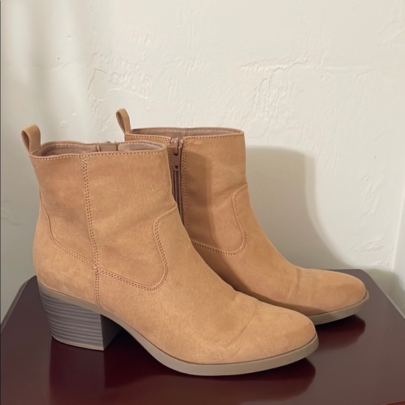 Old Navy Shoes - Old Navy Western Bootie in Sand Women’s 8